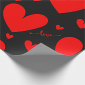 愛、黒い背景の赤いハート ラッピングペーパー (角)