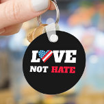 愛Not HateタイはっきりしたプUSA国旗ハートブラック キーホルダー<br><div class="desc">「愛は憎まない」。立っ誇りを持ったて、この国がいかに良いか、そして、この思慮深い、印象的な、グラフィック、愛国的な、バンパーマグネットと共にできることを世界に知らせる。素朴なハート、ヴィンテージ、赤はっきりした、白、青の木のタイポグラフィと星アメリカの旗と黒い背景に強い白と赤の木ので満たされてストライプ、それを使用するたびに大胆にこのメッセージを思い出させる。小さいサイズと大きいサイズ、および正方形と円の両方の形状から選択。誇らしげに立ち上が信じる!この愛国的なキカスタマイズーチェインは簡単に使える。質問や要望があれば私に連絡して下さい。</div>