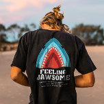 感じのシャークおもしろいサマーパンブラック Tシャツ<br><div class="desc">JAWSOME SHARK SURFBOARD SUMMER SURFBOARD VACATIONグラフィック感じプリント、それはビーチに行き、サーフボードで波に乗ることを愛するサーファー、ウォータースポーツ好き又はビーチ愛好家のための完璧な追加の夏のワードローブに追加されている。</div>