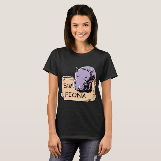 感じの情報通の未熟児のベビーのカバのフィオナのチームフィオナ Tシャツ (正面フル)