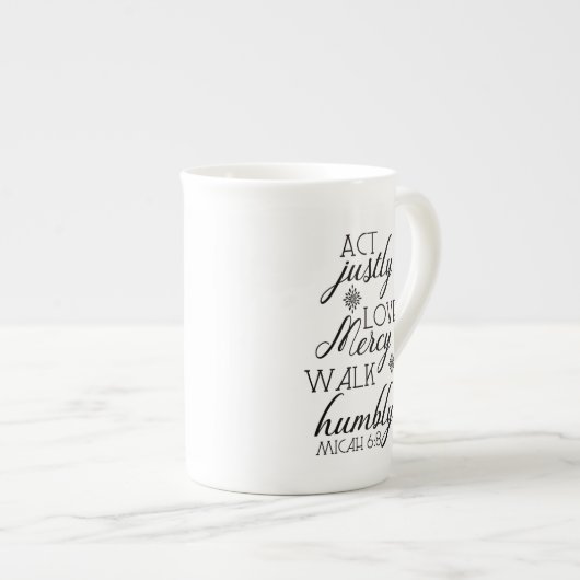 感動的な卑しく正当に行為愛慈悲の歩行 ボーンチャイナマグカップ (正面右)