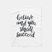 感動的な引用文: 信じれば成功します フリースブランケット (正面)
