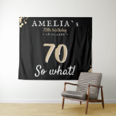 感動的な70歳の誕生日パーティー 黒い背景 タペストリー (インサイチュ(横))