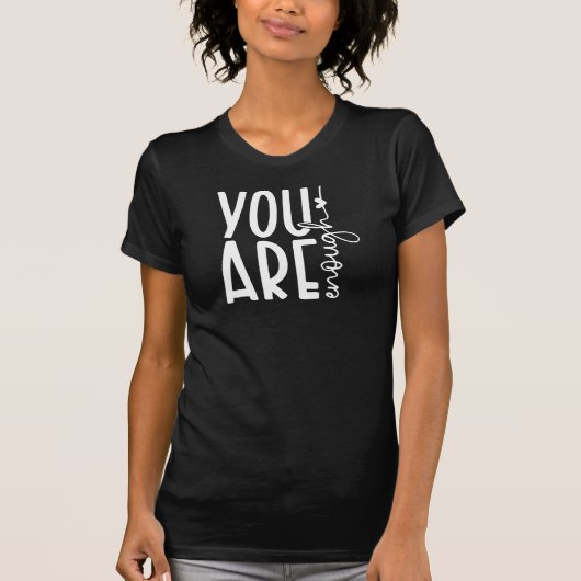 感動的タイポグラフィシンプルは十分だ Tシャツ (正面)