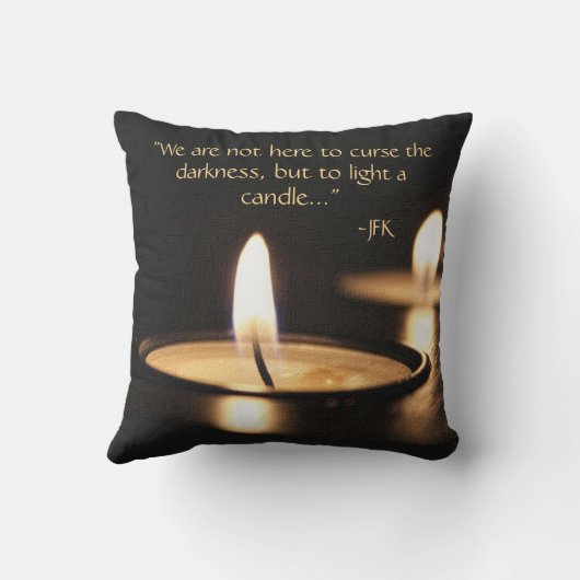 感動的引用文がロウソクに火を付ける クッション (裏面)