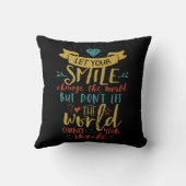 感動的引用文レット私たちのスマイルは世界を変える クッション (裏面)