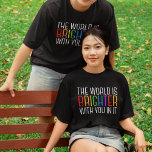 感動的引用文明るい前向き肯定 Tシャツ<br><div class="desc">君の居る処は世界が明るい。うつ病前向きの友のためにこの幸福の引用文と地球の力やる気を起こさせるになる。美しいLGBTQゲイプライド包括Tシャツ。共有このやる気を起こさせる引用は、その肯定と精神を励まし、持ち上げる。精神保健の低下した患者や自殺の考えを持つ人の心理学者に最適。</div>