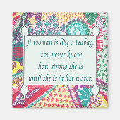 感動的引用文、女性はティーバッグのようなものだ マグネット (正面)