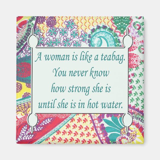 感動的引用文、女性はティーバッグのようなものだ マグネット (正面)