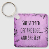感動的引用文:彼女はエッジからステップオフして飛んだ キーホルダー (正面)