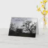 感動的心地よいカード:灰色の空に向けたオーク カード (黄色い花)