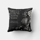 感動的武術アーツの言葉 – 戦闘と生活 クッション (裏面)