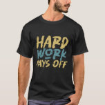 感動的起業家引用文懸命の仕事の支払い Tシャツ<br><div class="desc">懸命の仕事は報われる。HWPO感動的の引用文デザインは懸命を働く人々が人生の夢とゴールを達成するために働く。起業家カッコいいとビジネス向け前向きのスローガンと肯定商品の立ち上げ。人インスパイア々は息を吸い、人生の課題を顔し、立ち上がら与えない。素晴らしタイポグラフィタイプの動揺してフォント</div>