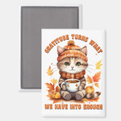 感謝とほっこり気分 – ホットドリンクを飲む秋の猫 マグネット (正面/裏面)