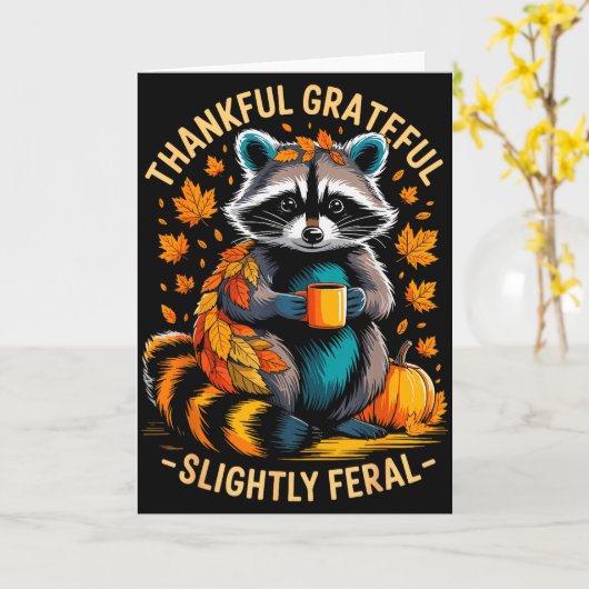 感謝と喜びの野生のユーモアあふれるアライグマの秋 カード (黄色い花)