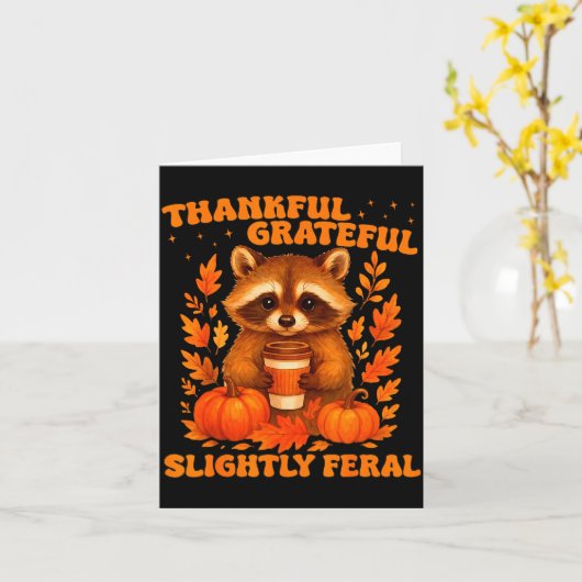 感謝と喜びの野生味あるユーモア溢れるアライグマさん カード (黄色い花)