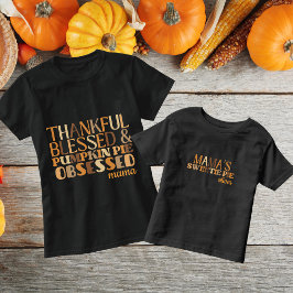 感謝と祝福に満ちたパンプキンパイに夢中のママ Tシャツ