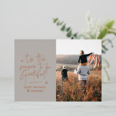 感謝に満ちた モダン ミニマル エレガントなスクリプト 箔シーズンカード (立ち正面)