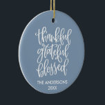 感謝のフォトバック賛美ダスティブルー セラミックオーナメント<br><div class="desc">書道の感謝賛美のオーナメント – 家族の名前と年 – 冬の埃っぽい青と写真をバック</div>