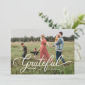 感謝の手で手紙を書いた休日のフォトカード 招待状 (スタンド正面)