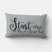 感謝の気持ちで毎日を始めるハート |引用文アート ランバークッション (裏面)