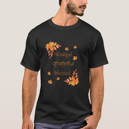 感謝の気持ちで満たされた秋の落ち葉 Tシャツ (正面)