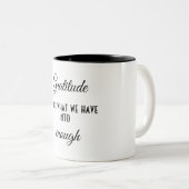 感謝の気持ちは、あなたの持っているものが十分である時である –   ツートーンマグカップ (正面右)