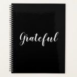 感謝の白黒カスタムのスクリプモダント プランナー手帳<br><div class="desc">感謝の黒白カスタム文字の書道文字モダン可愛い感謝エレガントプランナー。黒い単色の背景にカスタマイズ可能な白無地の色の文字。色は編集可能。今のまま離れに選ぶか、または自分の名前、イニシャル、年などのウェルネスジャーナル、毎日の感謝のジャーナル、個人的な日記を使ってパーソナライズすることができる。</div>