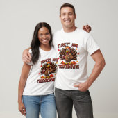 感謝祭の七面鳥とタッチダウン フットボール選手1 Tシャツ (ユニセックス)
