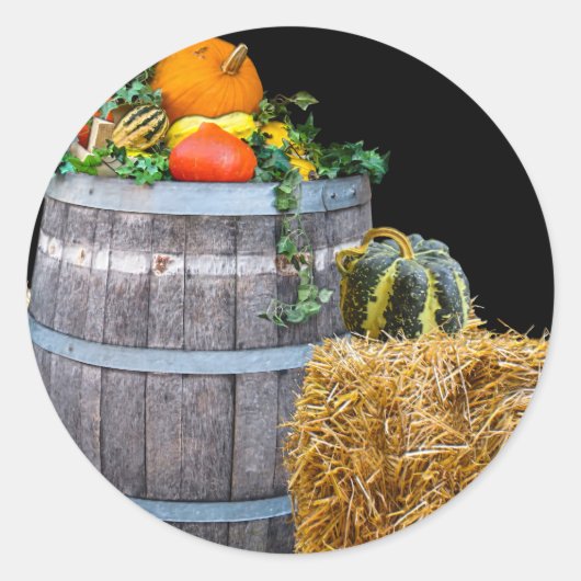 感謝祭の収穫風景と樽と農産物 ラウンドシール (正面)