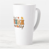 感謝祭の完璧な秋の日のレトロヴィンテージ カフェラテマグ (右アングル)