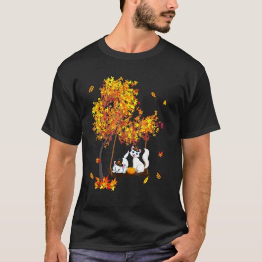 感謝祭の帽子をかぶった2匹の猫の落ち葉の木 オーナー Tシャツ (正面)