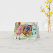 感謝祭の日に七面鳥を追いかける2人の小さな少女 カード (黄色い花)