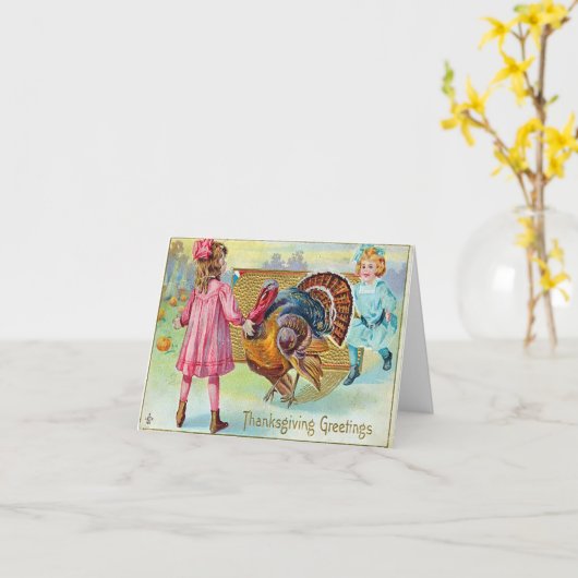 感謝祭の日に七面鳥を追いかける2人の小さな少女 カード (黄色い花)