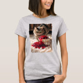 感謝祭の猫のカーペットの上にクランベリーをこぼしている Tシャツ (正面)
