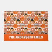 感謝祭ドーナツとコーヒー秋オレンジストライプ色 ドアマット (正面)