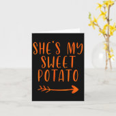 感謝祭マッチングカップルが私のサツマイモを見る カード (黄色い花)