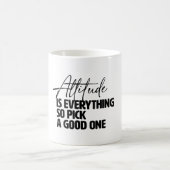 態度は全てだから良いものを選ぶ コーヒーマグカップ (中央)