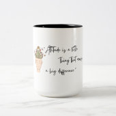 態度は小さなものマグカップデザイン ツートーンマグカップ (中央)