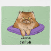 態度は毅然としている。 フリースブランケット (正面(横))