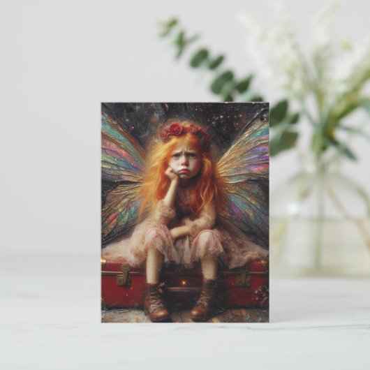 態度を取った妖精がヴィンテージ・スーツケースに座る ポストカード (スタンド正面)