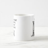 「慎重に2度測ってから1度切れ」面白いマグカップ コーヒーマグカップ (中央)