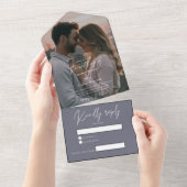 憂鬱なグレーの結婚式の写真とRSVPのモダンなエレガントなデザイン オールインワン招待状 (貼ってはがせる)