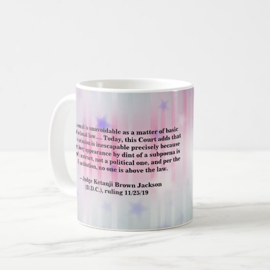 「憲法によると、誰も法を超越している者はいない。」 コーヒーマグカップ (正面左)