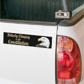 憲法に激しくしがみつきます バンパーステッカー (トラック上)