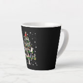 懐中電灯で覆われたハスキーのクリスマスツリー カフェラテマグ (右アングル)