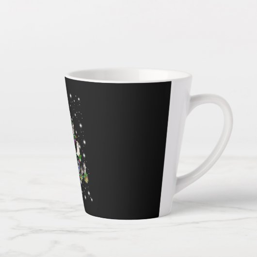 懐中電灯で覆われたハスキーのクリスマスツリー カフェラテマグ (右)