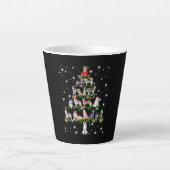 懐中電灯で覆われたハスキーのクリスマスツリー カフェラテマグ (正面)