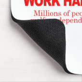 懸命の仕事-何百万の福祉の人々は依存します マウスパッド (コーナー)