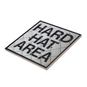 懸命ハットエリアのチェーンリンクフェンス下の標識 タイル (側面)